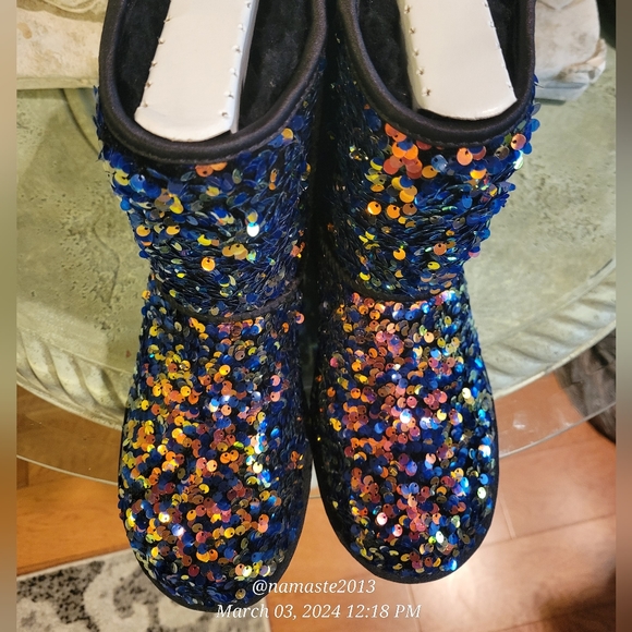 Ugg Sequin Stellar Short Boot NWOT Suede Fur logo Designer 7 Black #730 - Picture 11 of 16